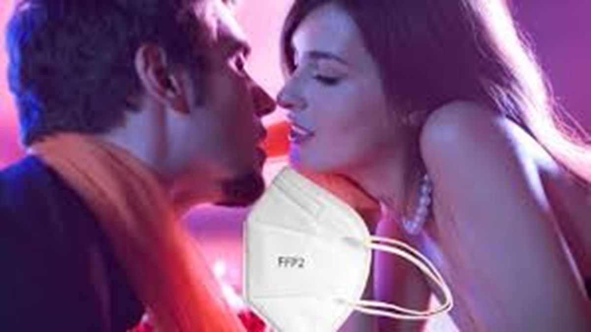 Atmosphäre in einem Swingerclub mit Lounge und Tanzbereich