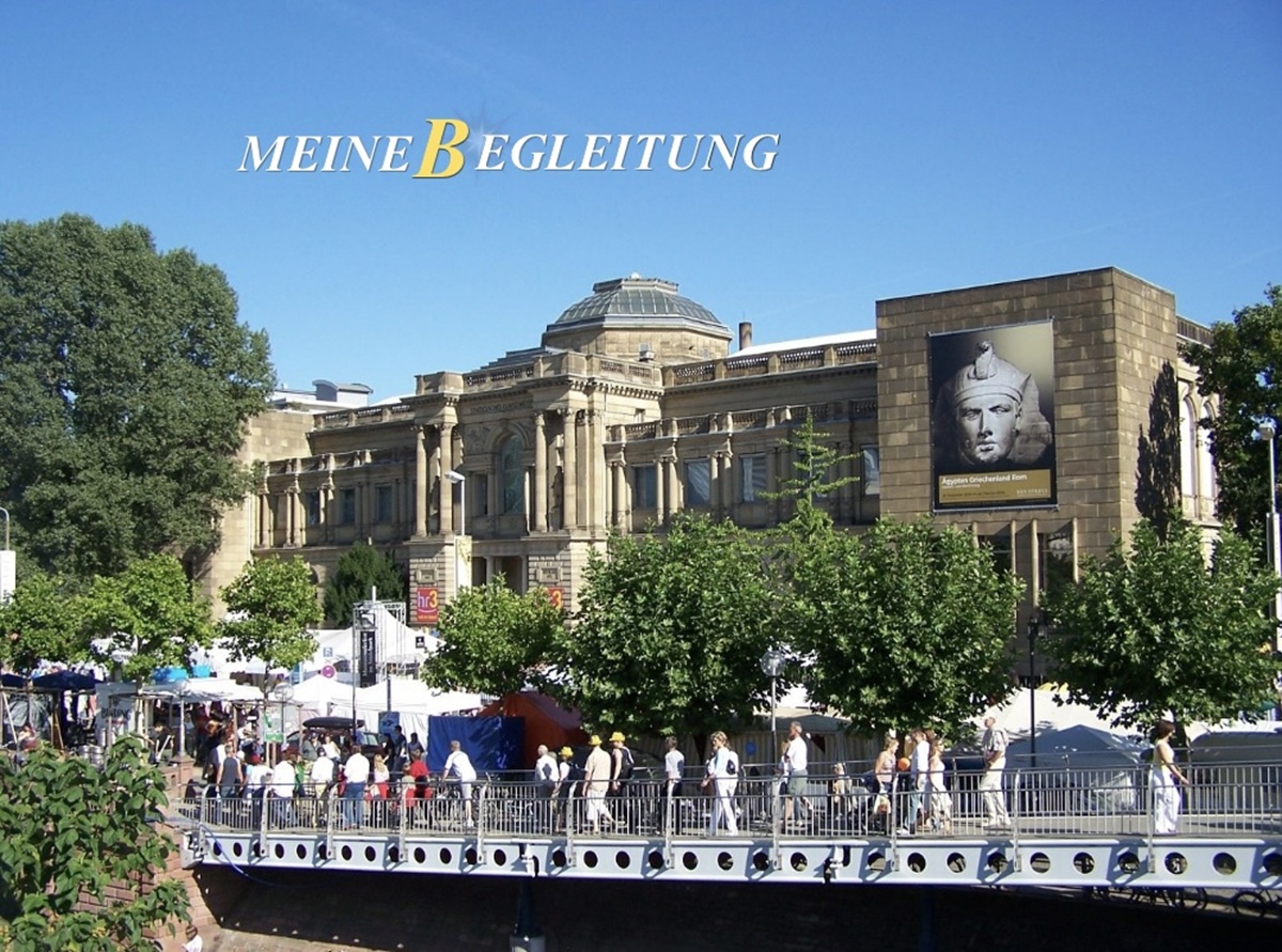 Museumsuferfest Frankfurt – Kulturfestival am Main Museumsuferfest in Frankfurt mit beleuchteter Skyline, Bühnen und Besuchern am Main